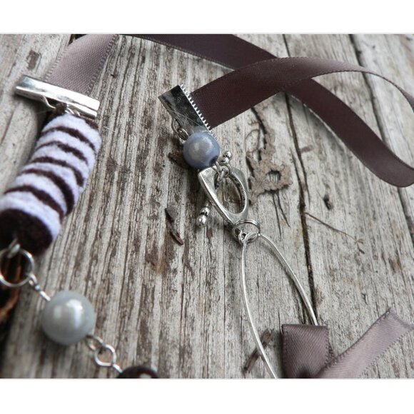 3x35$ 🐿 🍁 CREATION - 🗝️ Key - Short necklace ruban beads - gray brown white - Picture 6 of 8